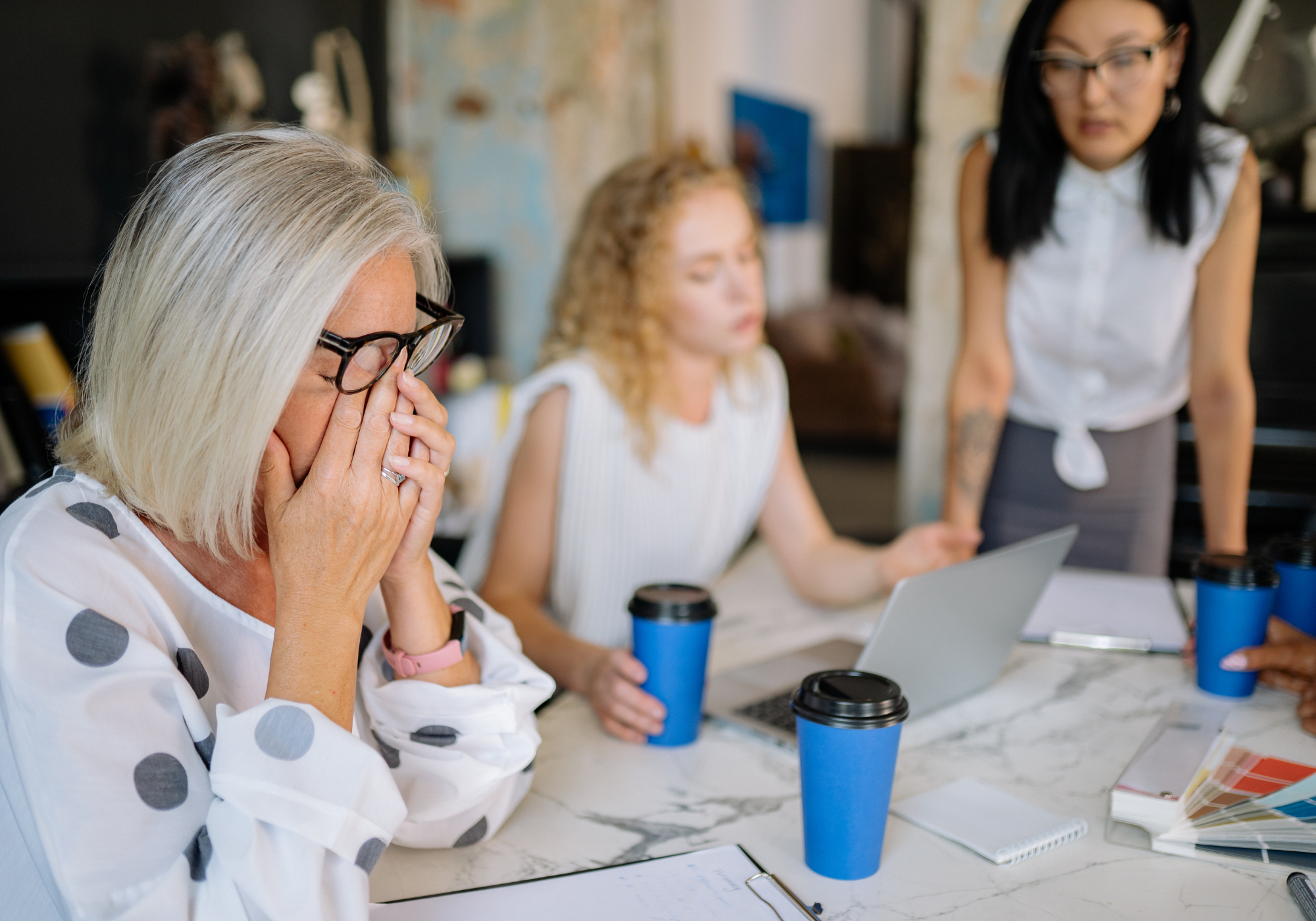 Die Augen bei Bildschirmarbeit schützen: Strategien für entspanntes Sehen im digitalen Alltag