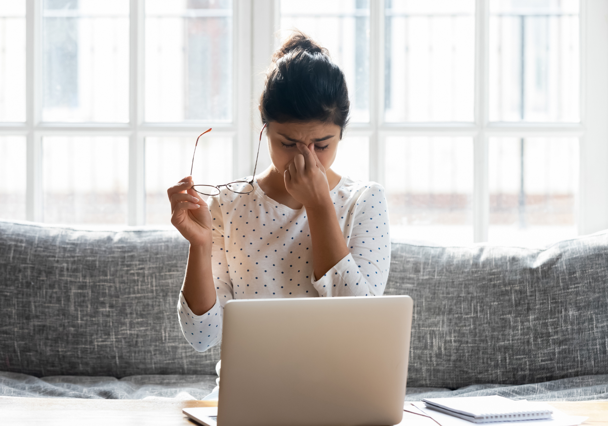 Müde Augen vom Lesen und Bildschirm? So entlastest du sie im Alltag